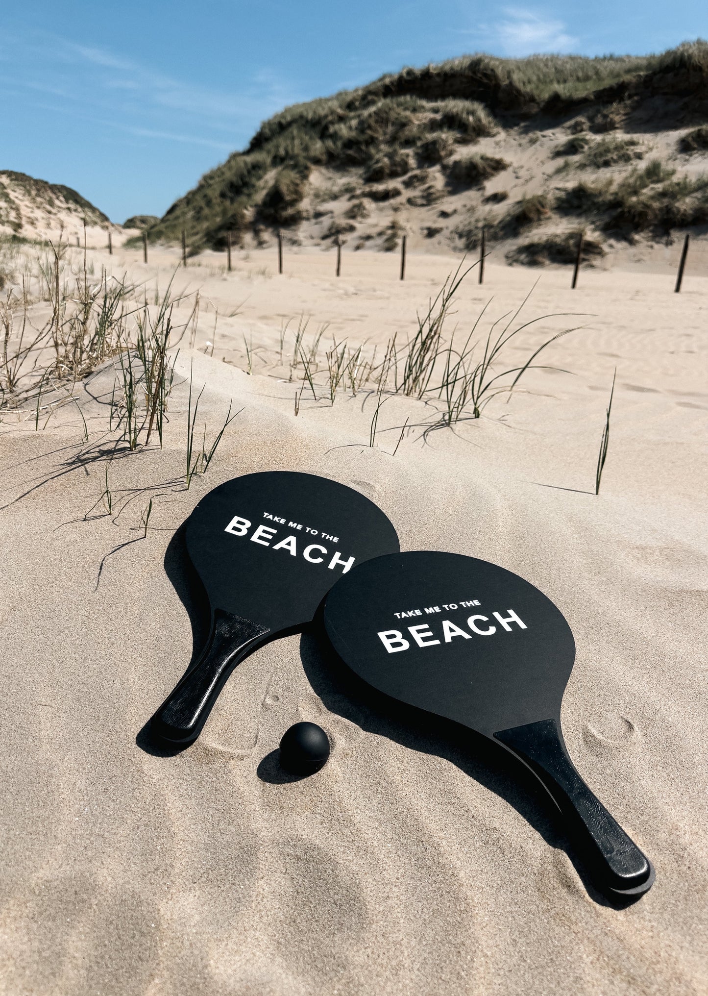 huisje van sanne stijlvolle zwart witte beach tennis rackets. De leukste strand batjes voor jouw vakantie.