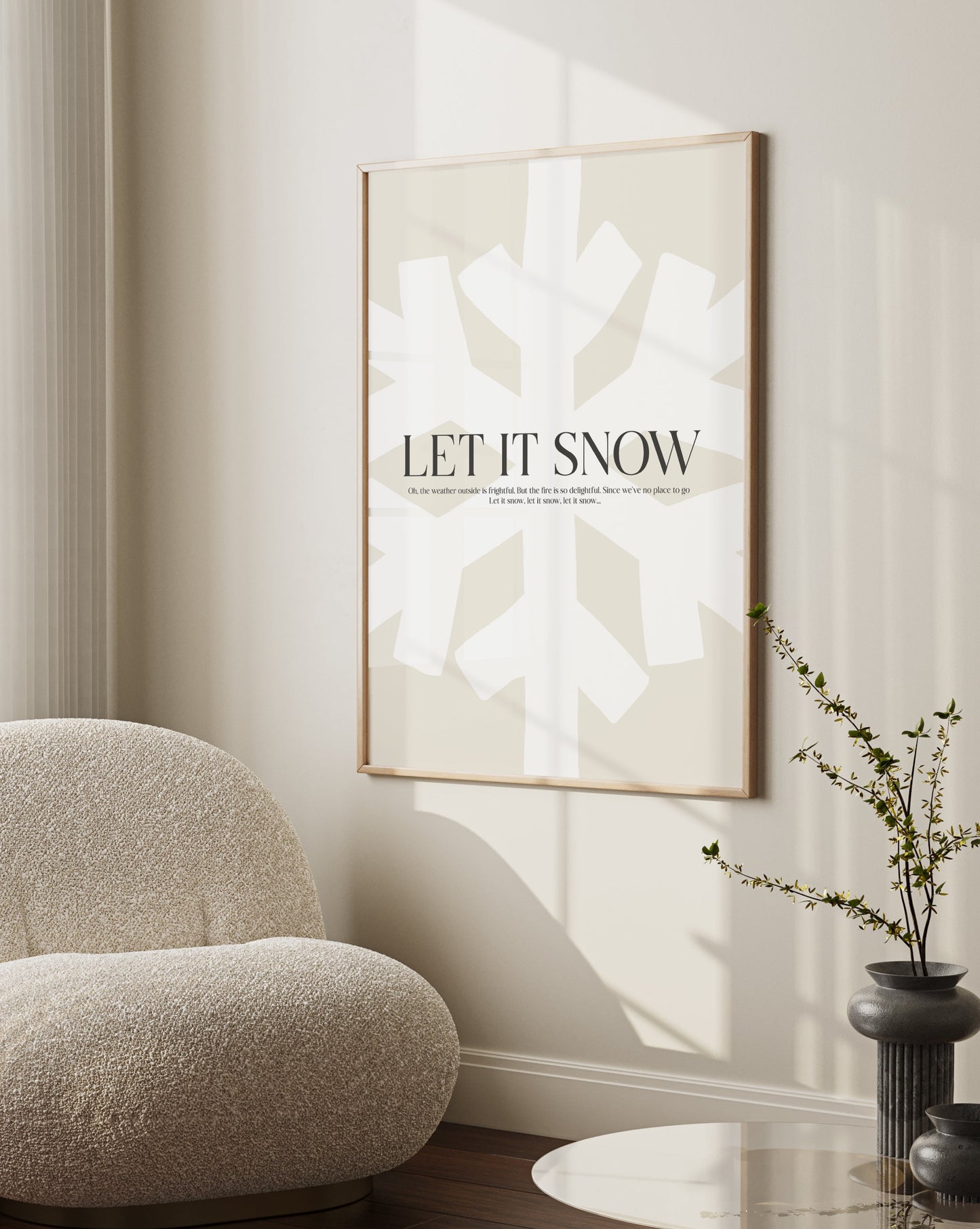 huisje van sanne kerst poster licht beige met sneeuwvlok en zwarte tekst let it snow voor een modern minimalistisch japandi interieur