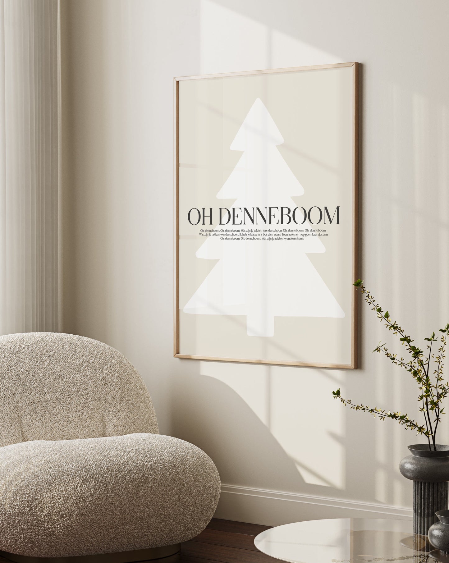 huisje van sanne kerst poster licht beige met witte kerstboom en zwarte tekst oh denneboom voor een modern minimalistisch japandi interieur