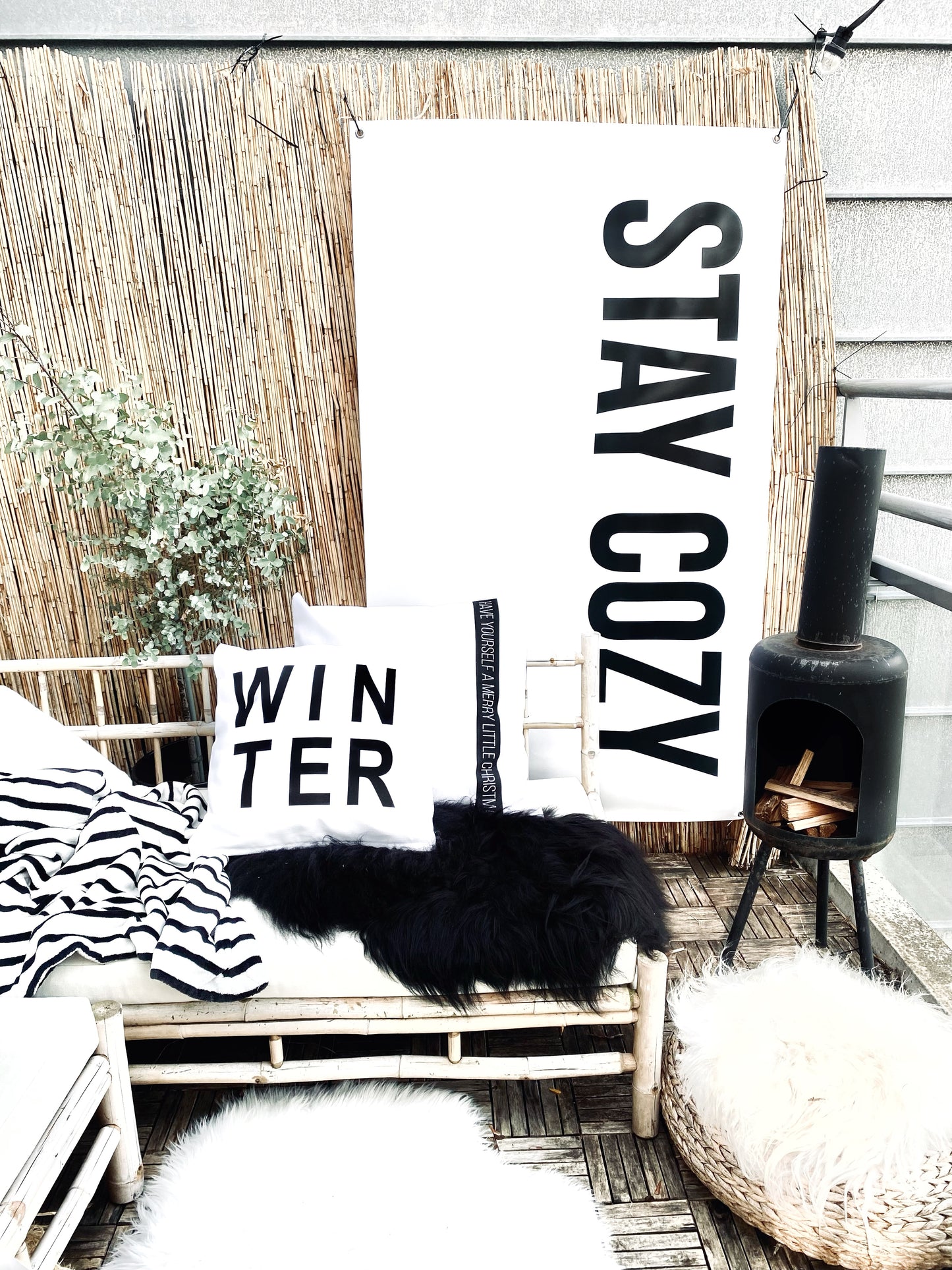 huisjevansanne tuinposter zwart wit met tekst stay cozy