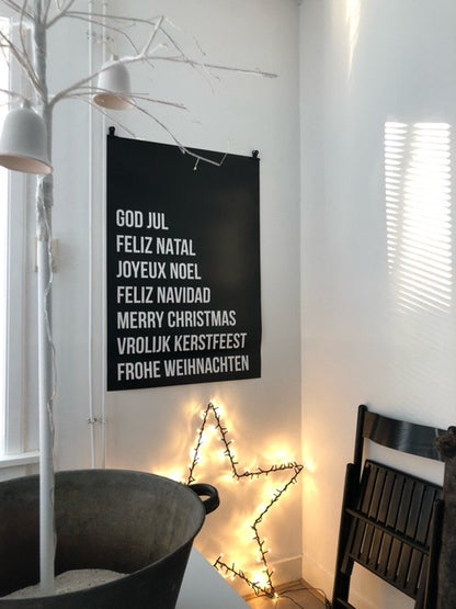 huisjevansanne kerst poster zwart wit met tekst vrolijk kerstfeest in verschillende talen